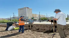 СЭТО взялась за газон сама. Площадь Ленина наконец зазеленеет